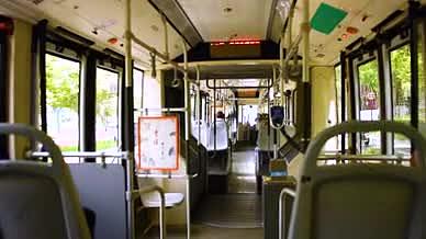 行驶中的公交车车内实拍视频素材视频的预览图